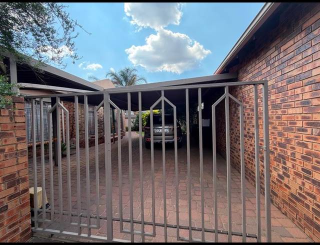 3 BEDROOM TOWNHOUSE FOR SALE IN AERORAND